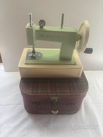 Piccola macchina da cucire vintage in metallo