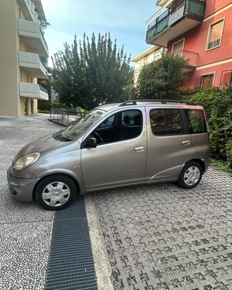 TOYOTA YARIS Verso 2004