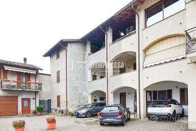 PORZIONE DI CASA CON BOX E TERRENO!!