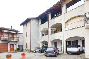 PORZIONE DI CASA CON BOX E TERRENO!!