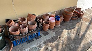 Cento vasi in terracotta
