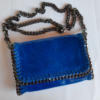 Borsa azzurra a tracolla,in vera pelle, con catena