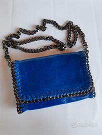 Borsa azzurra a tracolla,in vera pelle, con catena