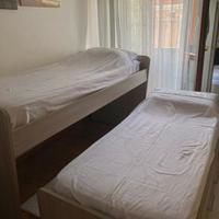 Letto estraibile con  cassetti in legno chiaro