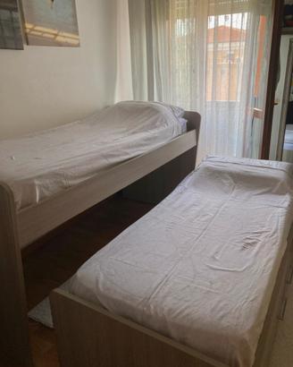 Letto estraibile con  cassetti in legno chiaro