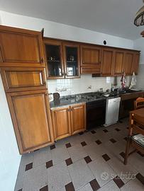 Cucina con tavolo sedie e cassapanca