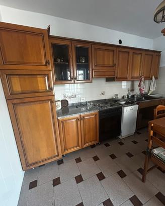 Cucina con tavolo sedie e cassapanca