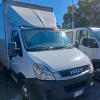 Iveco daily con sponda caricatrice