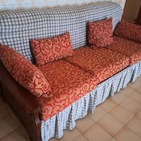 Divano in legno.