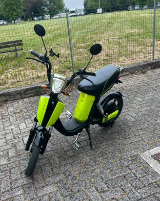 YADEA Elettrico: Pari al nuovo (1750 km)