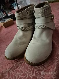 Stivaletti beige in pelle e suola in vero cuoio