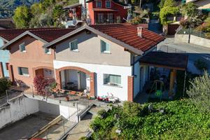 VILLA A SCHIERA D'ANGOLO A CASTELLAR