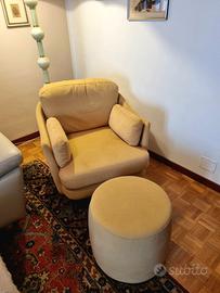 Poltrona con pouf color senape