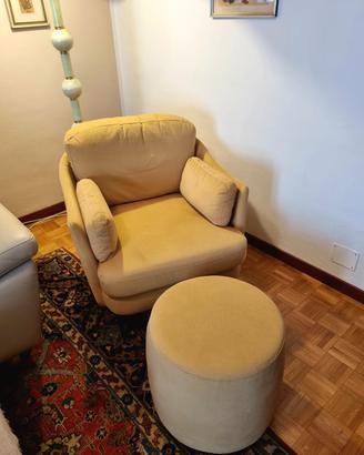 Poltrona con pouf color senape