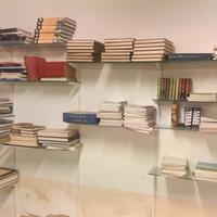 libreria con mensole in vetro 