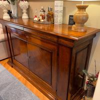 Credenza in legno massello pregiato.
