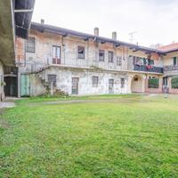 CORTE DA RISTRUTTURARE SUL NAVIGLIO !!