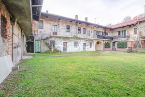 CORTE DA RISTRUTTURARE SUL NAVIGLIO !!