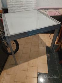 tavolo colore grigio 