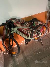 Bici con pedalata assistita nuova con cartellino