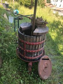 Torchio per vino e diraspatrice