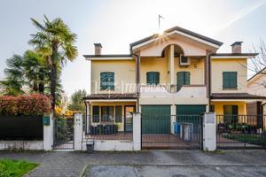 Villetta con giardino su 3 lati, mansarda abitabil