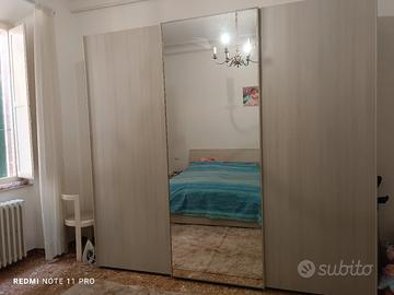 Armadio a tre ante scorrevoli e comò con specchio 