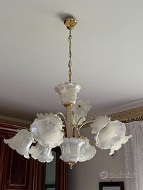 Lampadario classico in vetro lavorato a fiori