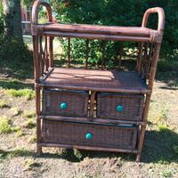 Mobile in giunco,due ripiani e tre cassetti.