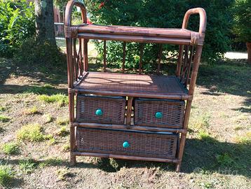 Mobile in giunco,due ripiani e tre cassetti.