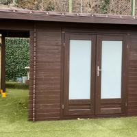 Casetta da giardino in legno con tettoia