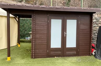 Casetta da giardino in legno con tettoia