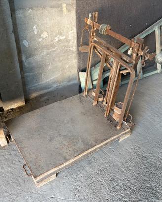 Pesa in ferro e piastrelle