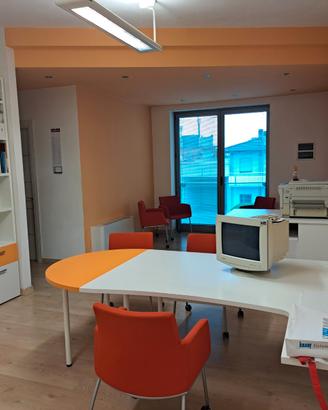 Postazione per ufficio arredata