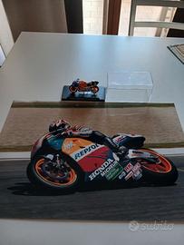 foto e modellino di Alex Criville e Honda NSR 