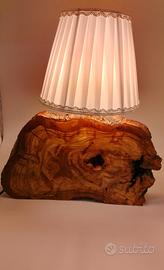 lampada da tavolo in legno di ulivo 