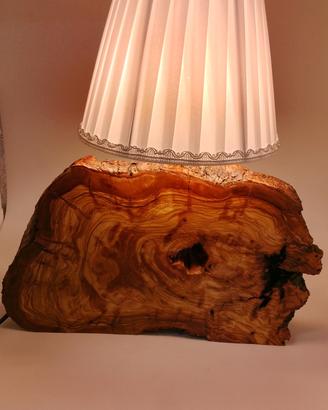 lampada da tavolo in legno di ulivo 