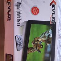 cornice digitale con display da 10.2"