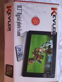 cornice digitale con display da 10.2"