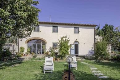 Rustico / Casale di 300 m² con più di 5 locali a F
