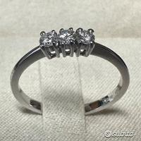ANELLO TRILOGY ORO BIANCO 18kt. E DIAMANTI