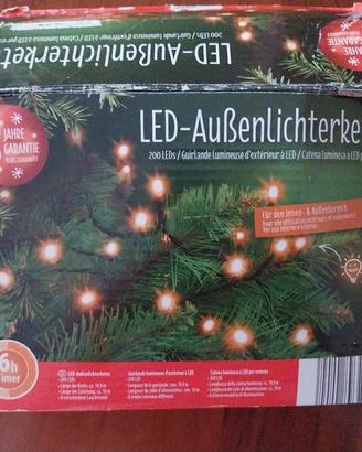 due catene di luci di Natale