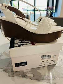 Sandali nuovi n. 38 di Lora Ferres