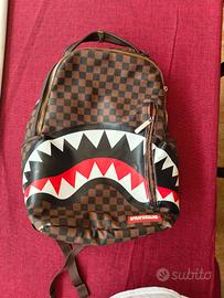 Zaino Sprayground Limited Edition Shark in Paris