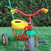 Triciclo con asta per spingerlo 