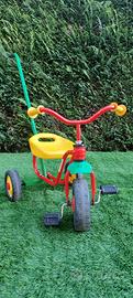 Triciclo con asta per spingerlo 