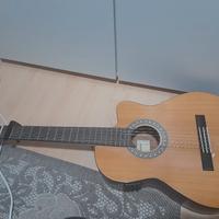 Chitarra classica amplificata Admira 