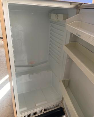Frigo ad incasso Indesit