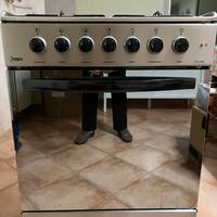 Cucina con fornelli a gas e forno elettrico Zoppas