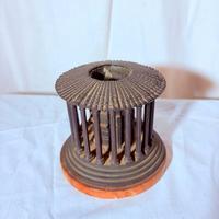 Antico bruciatore di incenso in bronzo su marmo